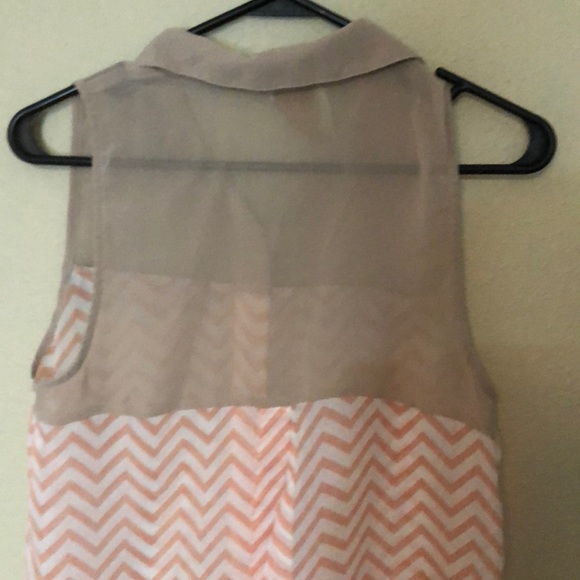 Peach and tan colored sleeveless button up shirt - Picture 5 of 8